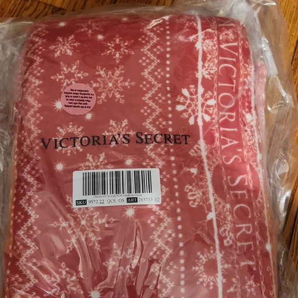 NWT Victoria's Secret Fleece Sherpa Blanket - Picture 2 of 6
